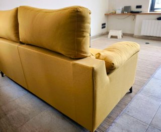 Sofá amarillo extraíble y cabecero reclinable