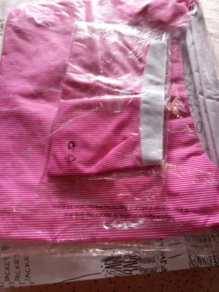 Bolsa de playa y neceser rojo a rayas