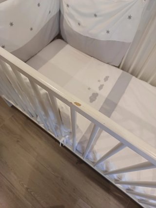 Cuna de bebé con colchón y con protector y ropa ca