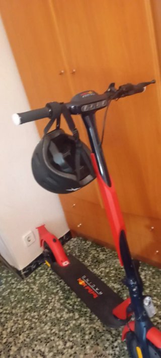Patinete Eléctrico Red Bull Racing + Casco