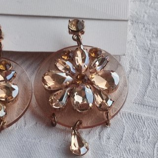 Pendientes Bershka flor dorados y beige