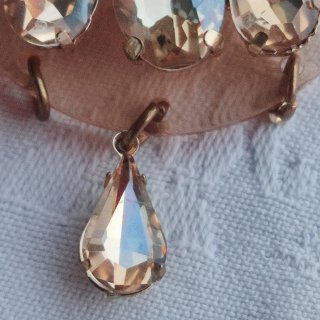 Pendientes Bershka flor dorados y beige