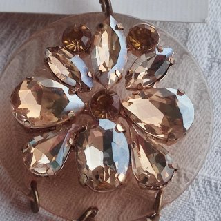 Pendientes Bershka flor dorados y beige