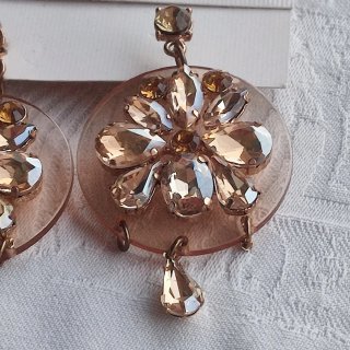 Pendientes Bershka flor dorados y beige
