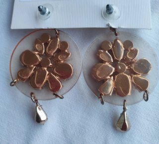 Pendientes Bershka flor dorados y beige