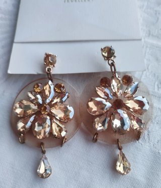 Pendientes Bershka flor dorados y beige