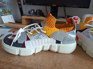 Zapatillas deportivas multicolor y blancas