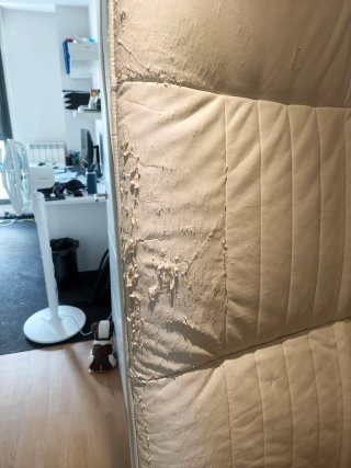 Sofá cama de piel blanco, algo dañado