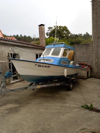 BARCO CON MOTOR Y REMOLQUE