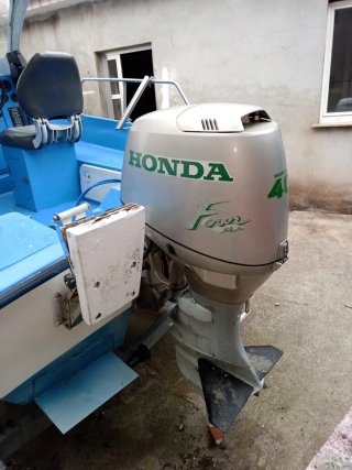 BARCO CON MOTOR Y REMOLQUE