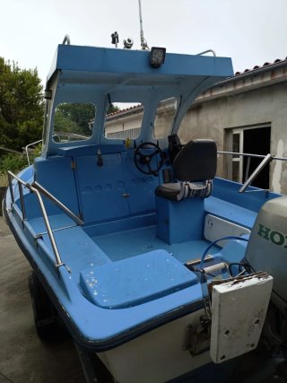 BARCO CON MOTOR Y REMOLQUE