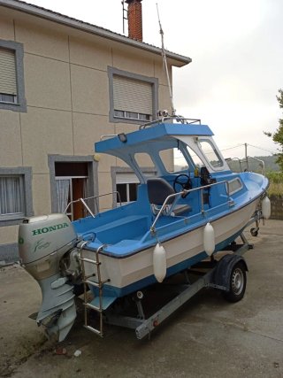 BARCO CON MOTOR Y REMOLQUE