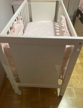 Cuna con chichoneras y sábanas
