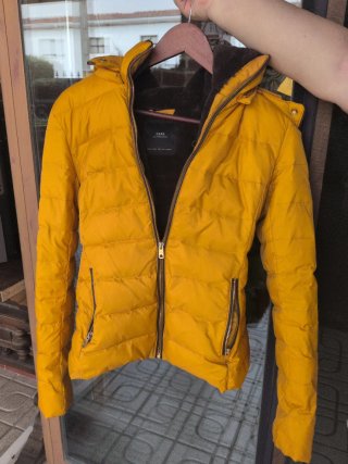 Abrigo Zara Amarillo con Capucha