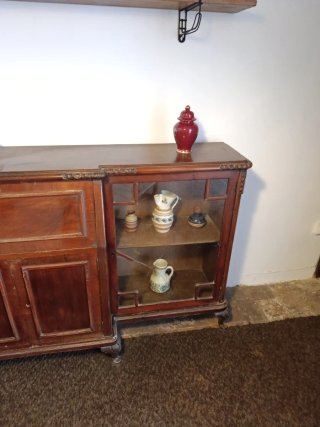 Mueble de madera y cristal
