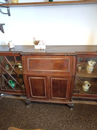 Mueble de madera y cristal