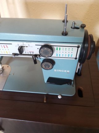 Máquina de coser Singer azul .en funcionamiento