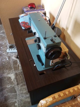 Máquina de coser Singer azul .en funcionamiento