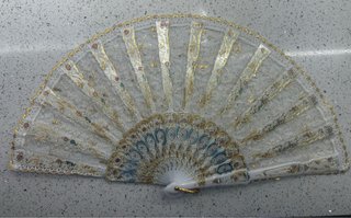 Abanico de encaje con detalles dorados (2 colores)