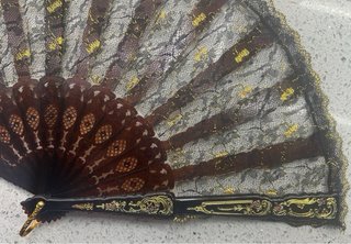 Abanico de encaje con detalles dorados (2 colores)