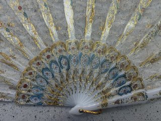 Abanico de encaje con detalles dorados (2 colores)