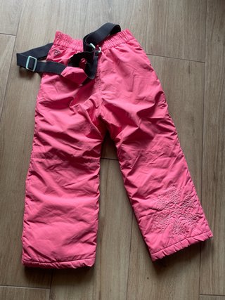 Pantalón de esquí niña rosa con tirantes.