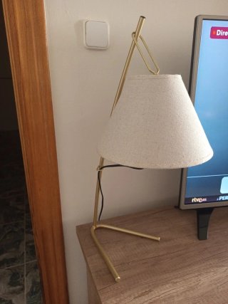 Lámpara de mesa dorada y beige