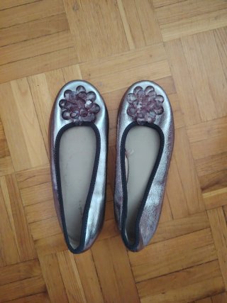 Bailarinas plateadas con flor talla 33