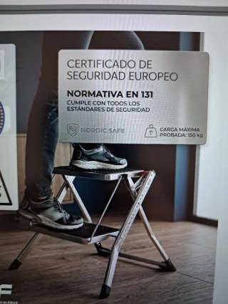 Mini Escalera 2 Peldaños. Certificada. En su caja
