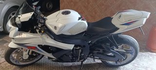 Suzuki GSX-R - Moto Deportiva Blanca y Azul