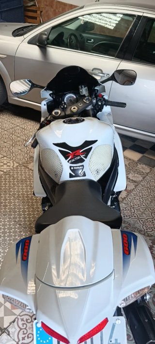 Suzuki GSX-R - Moto Deportiva Blanca y Azul