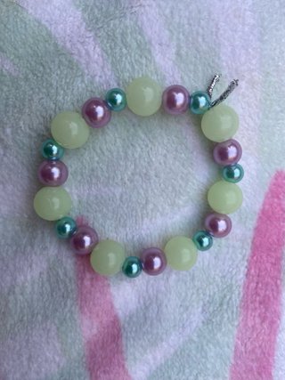 Braccialetto per bambini con perle verdi e viola