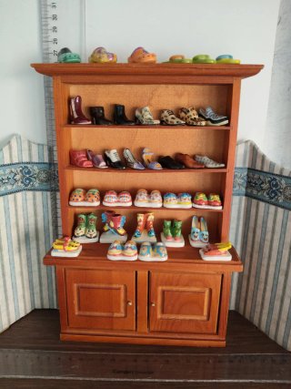 Mueble expositor de madera con zapatos
