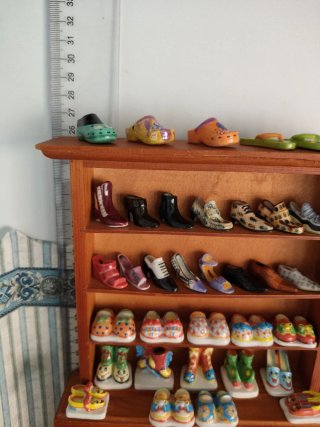 Mueble expositor de madera con zapatos