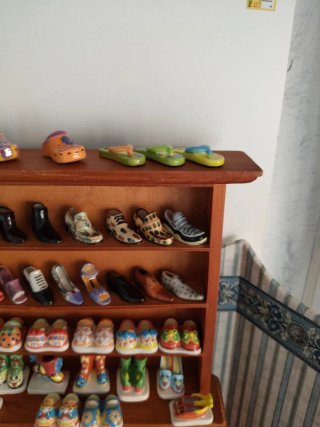 Mueble expositor de madera con zapatos