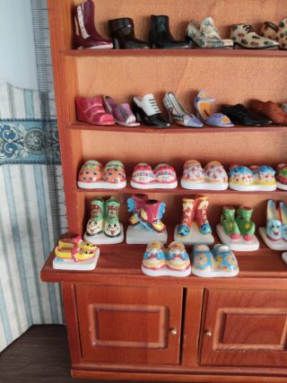 Mueble expositor de madera con zapatos