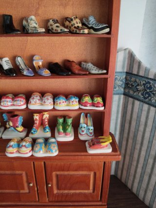 Mueble expositor de madera con zapatos