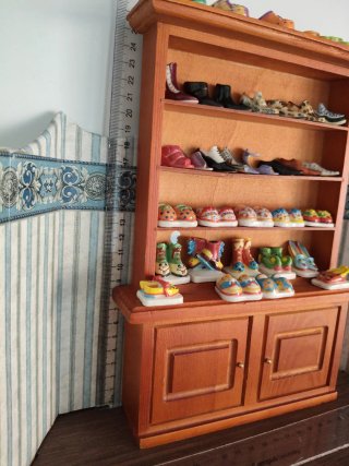Mueble expositor de madera con zapatos