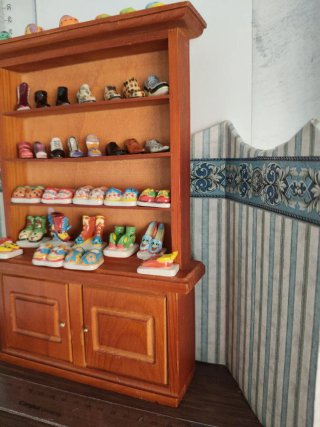 Mueble expositor de madera con zapatos