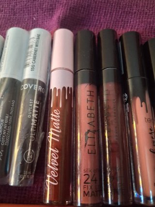 Lote de labiales líquidos Covergirl, Elizabeth, MU