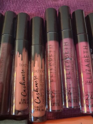 Lote de labiales líquidos Covergirl, Elizabeth, MU