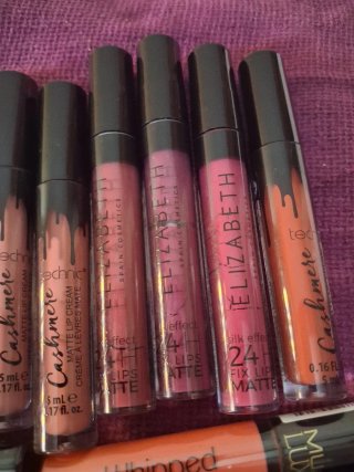 Lote de labiales líquidos Covergirl, Elizabeth, MU