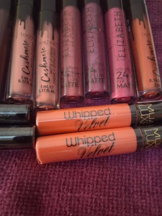 Lote de labiales líquidos Covergirl, Elizabeth, MU