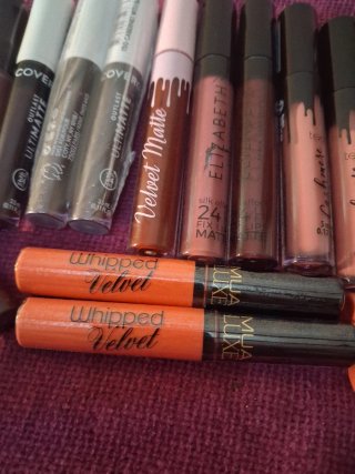 Lote de labiales líquidos Covergirl, Elizabeth, MU