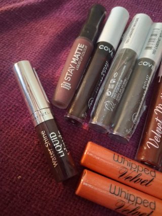 Lote de labiales líquidos Covergirl, Elizabeth, MU
