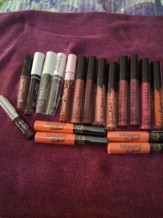 Lote de labiales líquidos Covergirl, Elizabeth, MU
