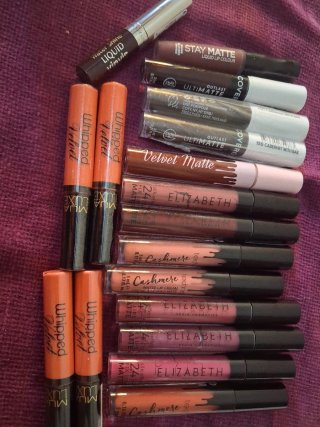 Lote de labiales líquidos Covergirl, Elizabeth, MU