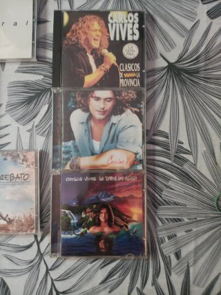 3 lotes de 3 CDs Amaral; El Arrebato; Carlos Vives