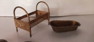 Lote Juguetes Antigua Hojalata: Cama, Bañera y Más