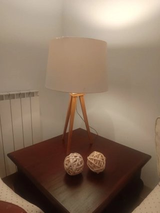 Lámpara de mesa trípode madera y tela